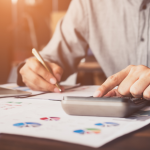 Rodrigo Balassiano compara fondos de crédito y acciones, destacando la seguridad en los primeros y el mayor potencial de retorno en los segundos.