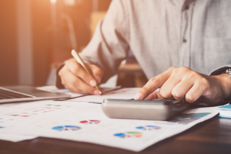 Rodrigo Balassiano compara fondos de crédito y acciones, destacando la seguridad en los primeros y el mayor potencial de retorno en los segundos.