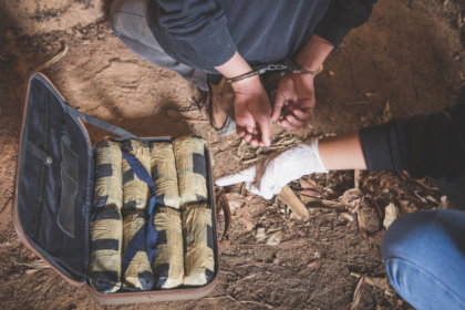 Alexandre Victor De Carvalho explica cómo la falta de un compromiso legal válido puede llevar a la absolución en casos de tráfico de drogas.