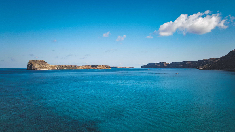 El clima de refugio y las aguas tranquilas de Angra dos Reis reflejan una experiencia única de serenidad, registrada por Leonardo Rocha de Almeida.
