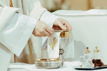 La liturgia forma la fe cuando permanece fiel a la tradición y al sentido sagrado, según Jose Eduardo De Oliveira e Silva.