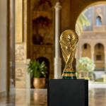 Trofeo de la Copa del Mundo de fútbol expuesto en una institución pública de Sevilla, sin textos ni rostros identificables