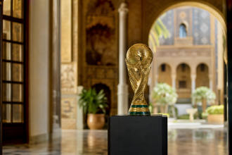 Trofeo de la Copa del Mundo de fútbol expuesto en una institución pública de Sevilla, sin textos ni rostros identificables