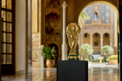 Trofeo de la Copa del Mundo de fútbol expuesto en una institución pública de Sevilla, sin textos ni rostros identificables