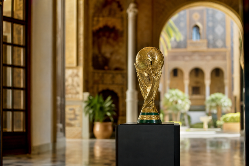 Trofeo de la Copa del Mundo de fútbol expuesto en una institución pública de Sevilla, sin textos ni rostros identificables