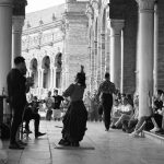 Dançarinos de flamenco se apresentam na Plaza de España, em Sevilha.