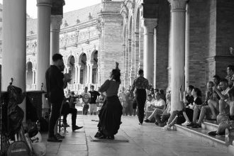 Dançarinos de flamenco se apresentam na Plaza de España, em Sevilha.