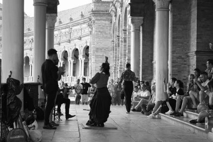 Dançarinos de flamenco se apresentam na Plaza de España, em Sevilha.