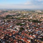 Vista aérea da expansão urbana de Hortolândia, em São Paulo, com ruas, edifícios e áreas construídas.