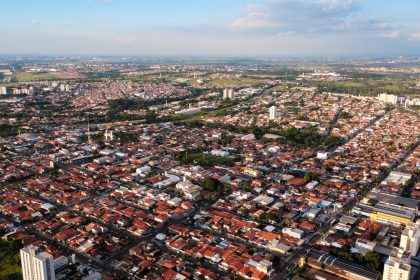 Vista aérea da expansão urbana de Hortolândia, em São Paulo, com ruas, edifícios e áreas construídas.