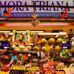 Banca colorida de frutas frescas no Mercado de Triana, em Sevilha.