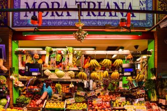 Banca colorida de frutas frescas no Mercado de Triana, em Sevilha.