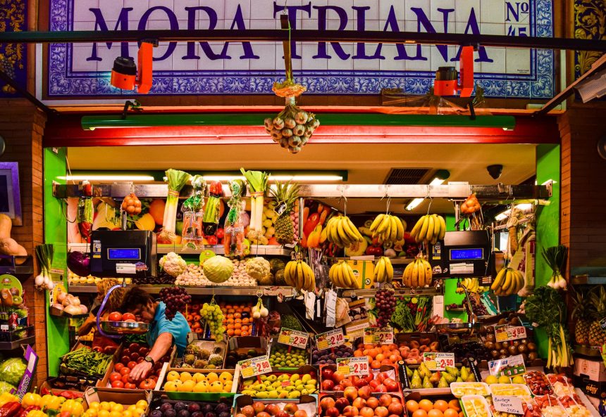 Banca colorida de frutas frescas no Mercado de Triana, em Sevilha.