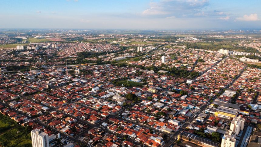 Vista aérea da expansão urbana de Hortolândia, em São Paulo, com ruas, edifícios e áreas construídas.